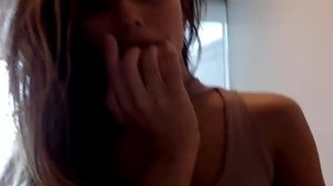 Najstnica se masturbira v mamini pisarni pred kamero