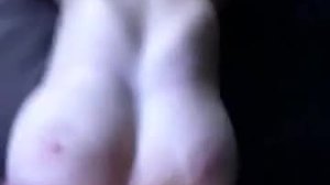 Adolescente amateur con fetiche por los pies se desnuda y chupa los dedos de los pies