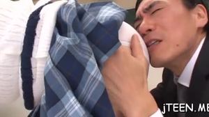 जापानी स्कूली छात्रा को उसके प्रेमी से कठोर चूसा जाता है