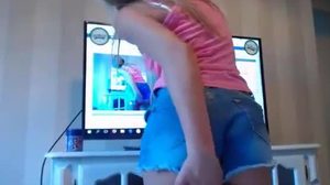 सोलो वीडियो में टीन लड़की खिलौनों से खुद को खुश करती है