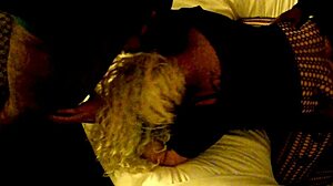 Amaterska blondinka se napolni z velikim črnim kurcem v hotelski skupinski seksu