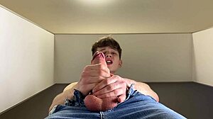 Teenagerský chlap si honí svůj velký penis v HD videu