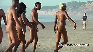 Coppia interrazziale tetona gode della nudità sulla spiaggia