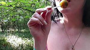 Сочна китка се пръсти до оргазъм в висококачествено видео