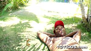 Međurasni oralni seks od dominikanske tinejdžerke na travnjaku u 18-godišnjem videu
