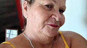 Ana, seksikäs mummo Facebookissa 60-vuotiaana