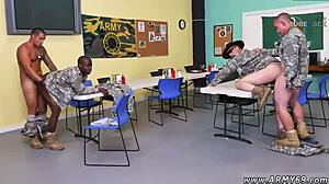 HD video mladih gej muškaraca u vojsci koji se bave solo igrama