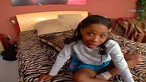 Africká teenagerka Skylar Dupree si rozťahuje svoju dierku