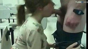 Pacar remaja amatur memberikan blowjob pada teman lelakinya di webcam