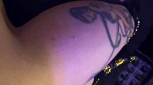 Velká prsa a squirting akce v karanténním videu s tetovanou holkou