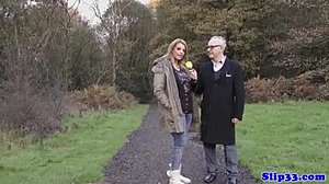HD-video av europeisk tenåring som blir drillet av en gammel mann