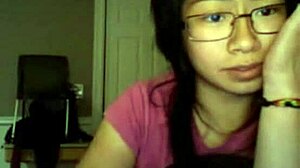 Аматорската азиатска приятелка става непослушна на уеб камера