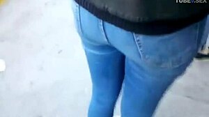 Acción anal softcore con una chica delgada en jeans