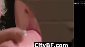 Η καστανή κοπέλα καλύπτεται από το σπέρμα μετά από ένα μεγάλο πέος που τελειώνει