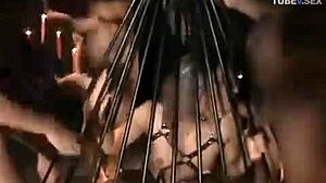 라텍스와 바인딩으로 훈련받은 BDSM 노예