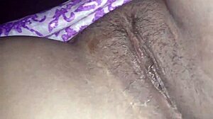 Close-up dari vagina yang juicy sedang fisted dan dientot