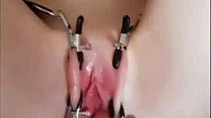Tenåring med liten fitte opplever intense orgasmer mens hun er bundet
