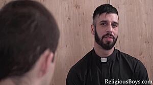 Horúci gay teenager je bičovaný a šukaný kňazom