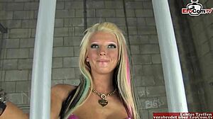 18-ročná blondínka s malými prsiami sa tvrdo šuká v väzenskej cele