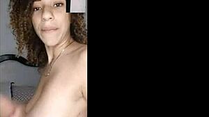 Stor rumpa och naturliga bröst: En webbkamera-show med en kubansk kusin