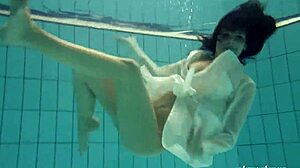 أكثر الفتيات سخونة تحت الماء في Xxxwaters مع ثديين كبيرين وصغيرين