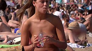 Teenagere i bikini og skjulte kameraer nyder offentlig nøgenhed