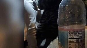 Amatőr fekete MILF rajtakapják, hogy nyilvánosan dugnak egy üveggel