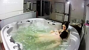Европейска любителска двойка се наслаждава на чувствена вана и мастурбация