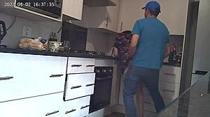 छुपा हुआ कैमरा रसोई में कपल के शरारती व्यवहार को कैद करता है