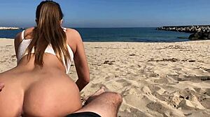 Amateur-Paare am Strand vergnügen sich und enden mit einem explosiven Cumshot