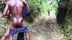 ग्रामीण वेश्या को बड़े काले लिंग द्वारा चोदा जाता है