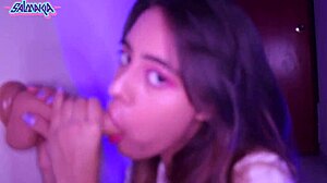 Adolescenta latina amatoare se masturbeaza si se bucura de o gura profunda cu un jucarie mare