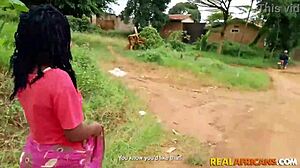 Vídeo POV de uma empregada de limpeza africana com bunda grande e seios naturais