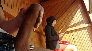 穆斯林妻子在公共场合自慰时被抓到,真是太刺激了!