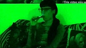 Europäische Teenagerin Beth kinky mit Rauchen und Dampfen in HD-Video