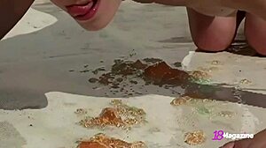 Amatérka Ana Fey roztahuje nohy a tře si kundičku v bazénu