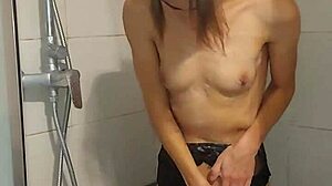 נערת צעירה קטנה מתפשטת ומקבלת אורגזמות מרובות במקלחת