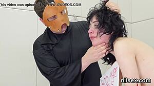 Una teenager viene leccata e scopata nel culo in un video HD hardcore