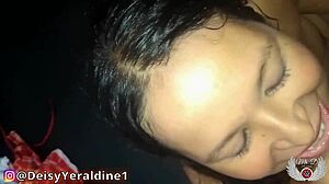 Amerikai feleség cumshot-ot kap az arcára szopás és ujjazás után
