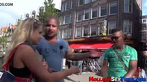 एक छोटे स्तन वाली डच वेश्या के साथ अमेचुर ग्रुप सेक्स