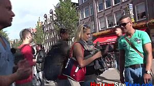 小胸のオランダの売春婦とのアマチュアグループセックス