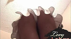 アマチュアの美女レキシー・ロハンが自分のラクダの足と天然の胸を見せています!