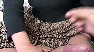 Madrastra latina madura hace una mamada a una gran polla en un video de cámara oculta