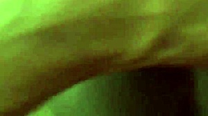Eine stöhnende Frau wird von einem großen schwarzen Schwanz in HD-Video gefickt