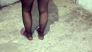 En tyrkisk pige er fræk med sine fødder i en hjemmelavet video