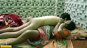 Bocah India yang imut masturbasi dalam video rumahan