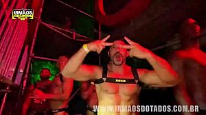 Ragazzi brasiliani con un grosso cazzo in un'orgia gay