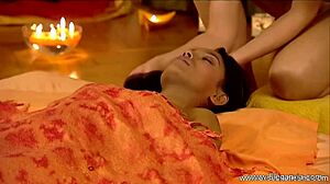 Experiencia de masaje lésbico con una pareja Desi