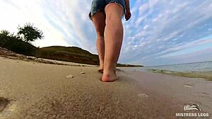 Lasciami guidarti attraverso la mia avventura a piedi nudi sulla spiaggia!