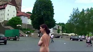 Pozrite sa na nahé dievča, ktoré skúma ulice v tomto celom filme